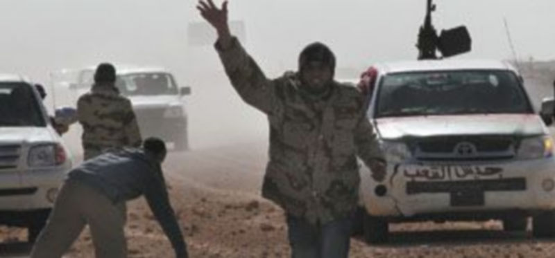 Miembros de las tropas rebeldes libias defienden su posición mientras son atacados por las fuerzas aéreas leales a Muamar el Gadafi en Ras Lanuf. / Reuters