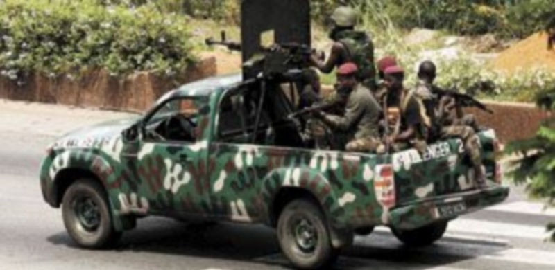 Una patrulla de los soldados pro Gbagbo vigilan el exterior del Palacio Presidencial. / Reuters