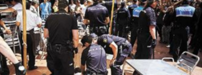 La policía detiene a una persona del Movimiento 15M en Burgos. / Ical