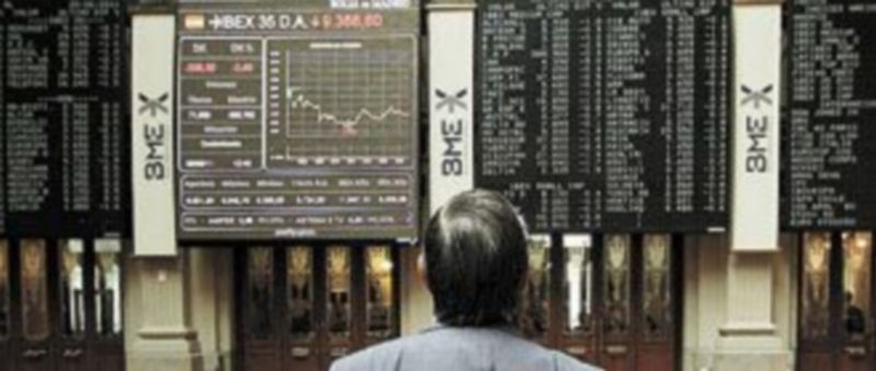 Un inversor sigue con atención los movimientos de la Bolsa. / Efe