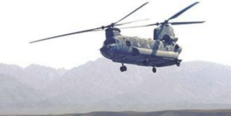 Un helicóptero ‘Chinook’ transportando tropas en Afganistán. / Efe
