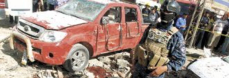 Un policía hace guardia en el lugar del atentado de Kut