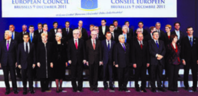 Los jefes de Estado y de Gobierno de los Veintisiete posan antes de la reunión en Bruselas. / Efe