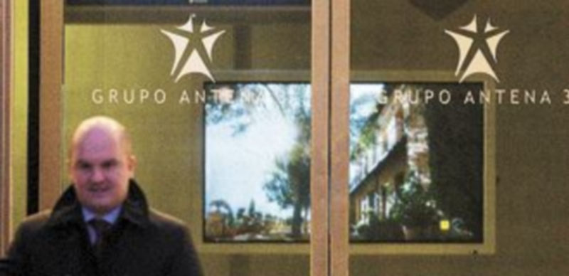 Un hombre sale de la sede de Antena 3. / Reuters.
