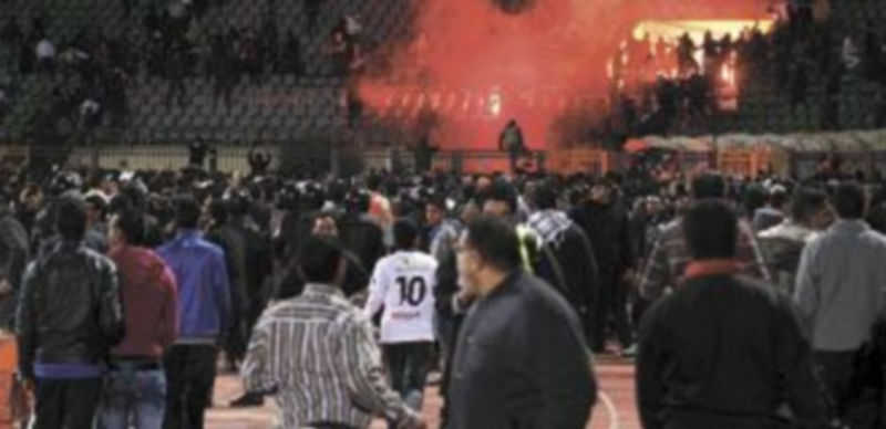 Centenares de seguidores del conjunto local de Al Masry tuvieron que ser evacuados por varios helicópteros de las Fuerzas Armadas egipcias. / Reuters