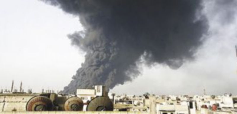 La explosión de un oleoducto tiñó de humo el cielo de Homs. / Reuters.
