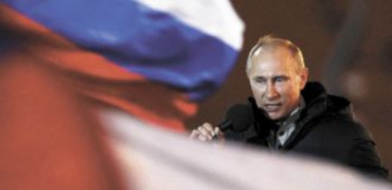 Un emocionado Vladimir Putin celebra su arrolladora victoria ante miles de simpatizantes en la plaza Manège de Moscú. / Reuters