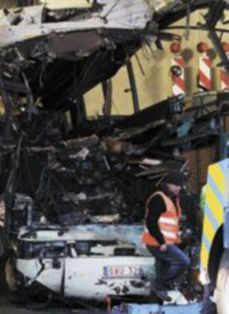 La parte delantera del vehículo quedó totalmente destrozada. / Reuters