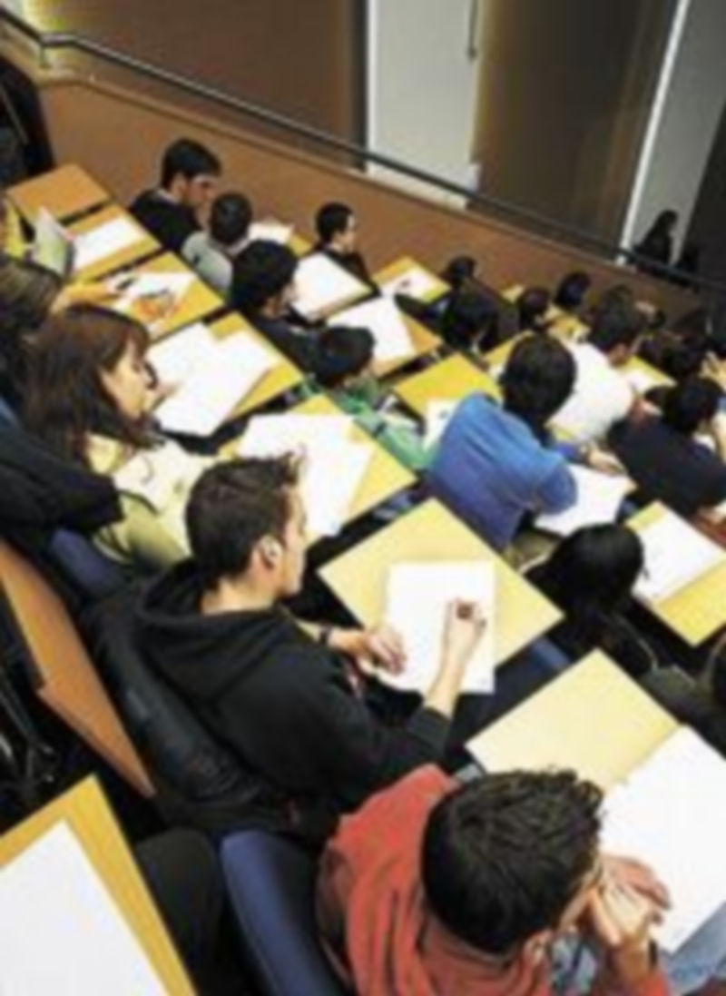 Universitarios durante un examen.