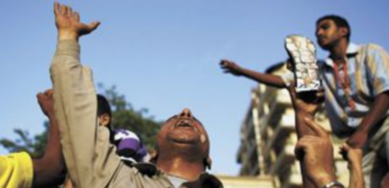 Un ciudadano de El Cairo celebra la derogación de una normativa que entró en vigor con el asesinato del expresidente Anuar el Sadat. / Reuters