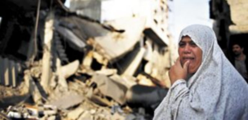 Una mujer palestina muestra su desesperación tras perder su vivienda después de un nuevo bombardeo israelí sobre territorio árabe. / Reuters