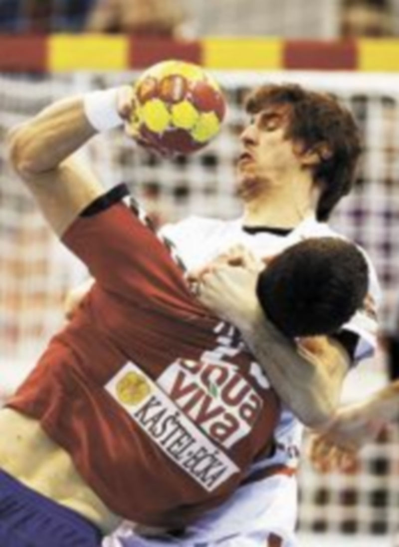 Los jugadores del combinado nacional aplauden al público que llenó el pabellón Príncipe Felipe de Zaragoza. / AFP