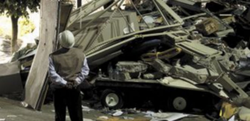 Un empleado de la planta observa el desastre causado por la explosión de Pemex. / Reuters