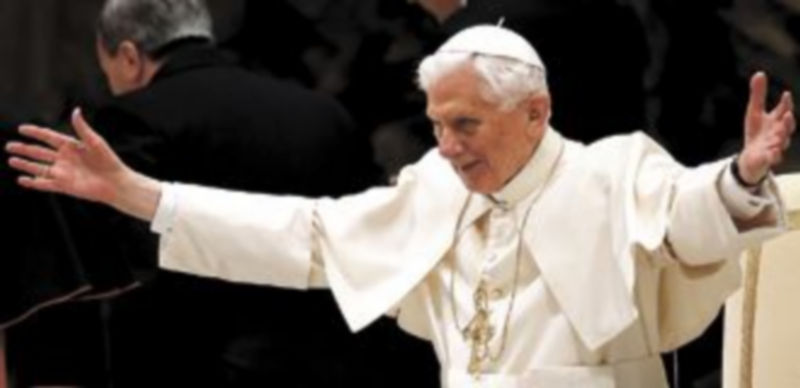 Benedicto XVI abre sus brazos en un gesto de gratitud a la ovación recibida ayer por parte de la multitud congregada en la audiencia de los miércoles. /Reuters