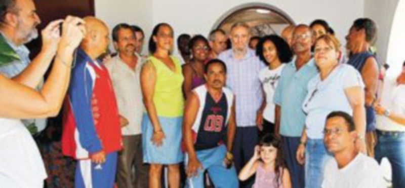 Fidel Castro posa con varios miembros del Centro Nacional de Investigaciones Científicas. / Reuters