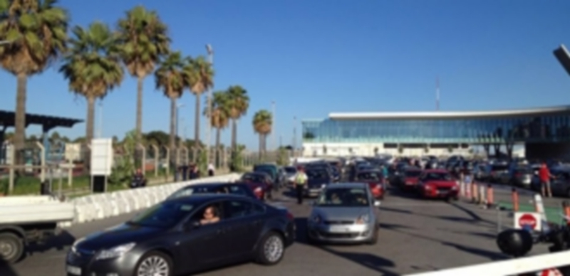 Largas colas de vehículos para pasar a uno y otro lado de la Verja. / EP