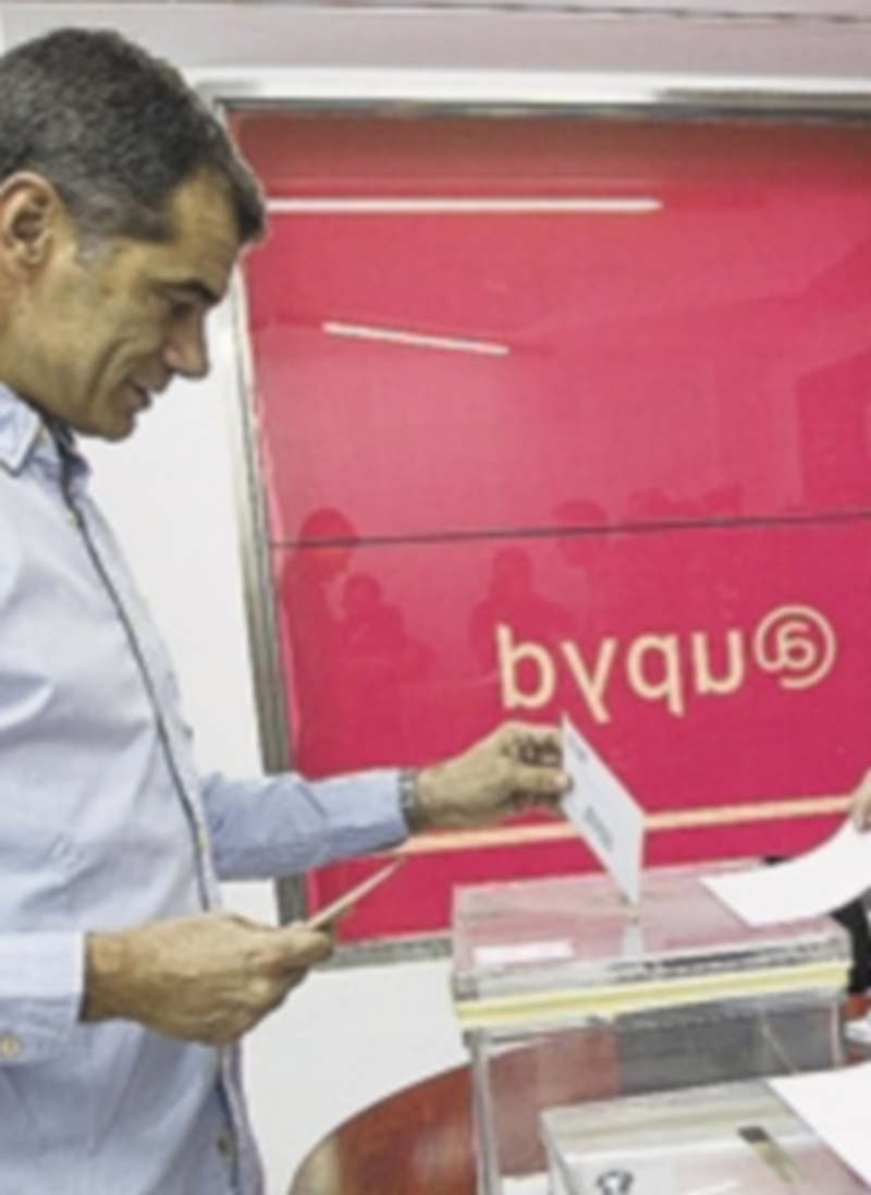 Toni Cantó deposita su voto durante la jornada de primarias. / Efe