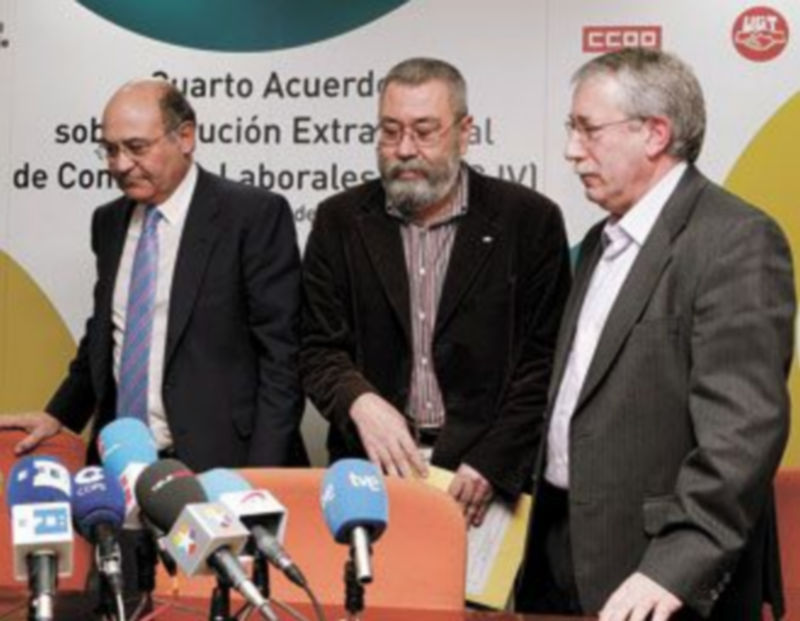 Los representantes de sindicatos y patronal se reunieron ayer durante hora y media en la sede del Ministerio de Trabajo. / EFE