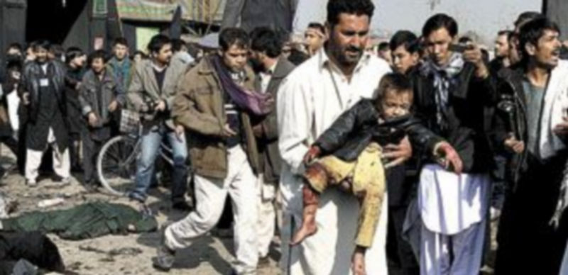 Varias personas salen del santuario de Kabul tras el ataque suicida. / REUTERS