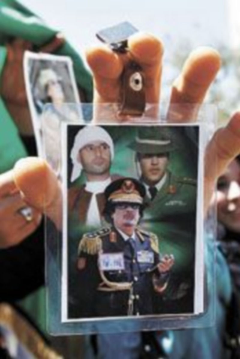 Una imagen de Gadafi con sus hijos.