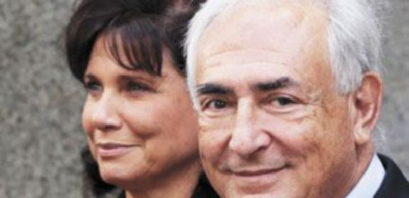 Strauss-Kahn abandona el tribunal neoyorquino acompañado de su mujer y con un gesto de satisfacción en su rostro. / Reuters