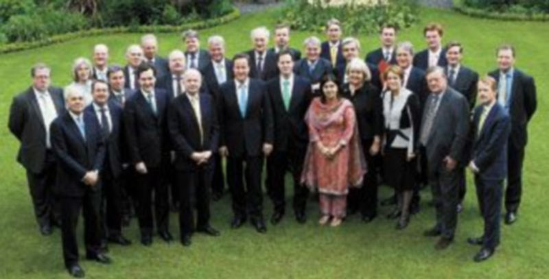 Los 30 integrantes del Gobierno de coalición británico posan en los jardines de Downing Street con David Cameron y Nick Clegg en el centro. / Reuters