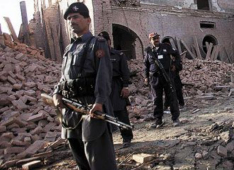 Policías paquistaníes vigilan las inmediaciones del consulado de EEUU. /REUTERS