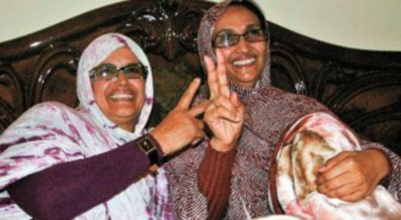 Las activistas saharauis Elghalia Djimi (i) y Aminatu Haidar celebran el regreso de la última de ellas a su casa de El Aaiún. / EFE