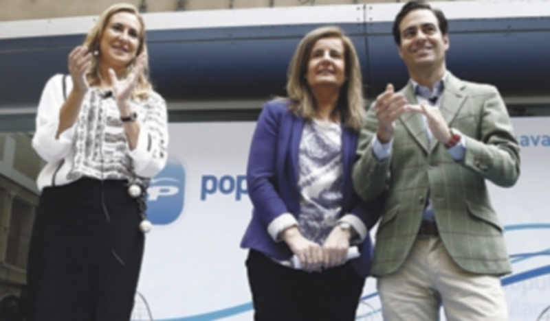 Fátima Báñez (centro)