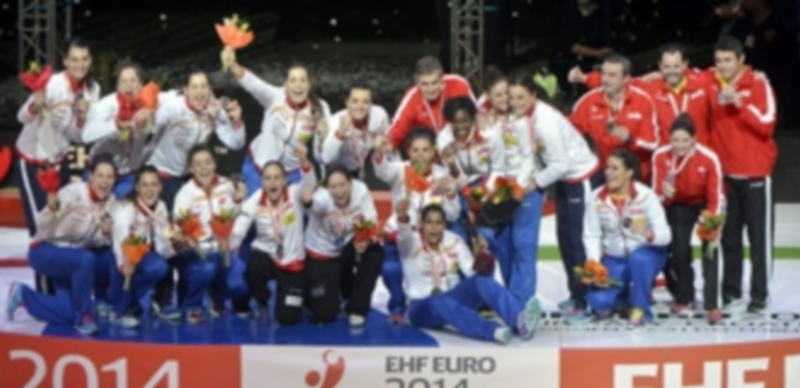 La Selección Española subió al podio para recoger la medalla que las acredita como subcampeonas de Europa