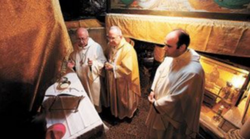 Un grupo de sacerdotes reza en la Basílica de la Natividad de Belén. /EFE