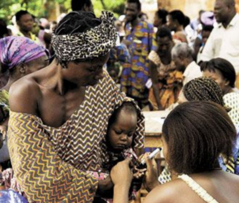 Un niño recibe una inyección contra la malaria en Benin. / EFE