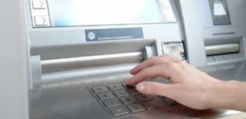 Las entidades bancarias deberán fijar la comisión a pagar por el emisario de la tarjeta al propietario del cajero. / EFE