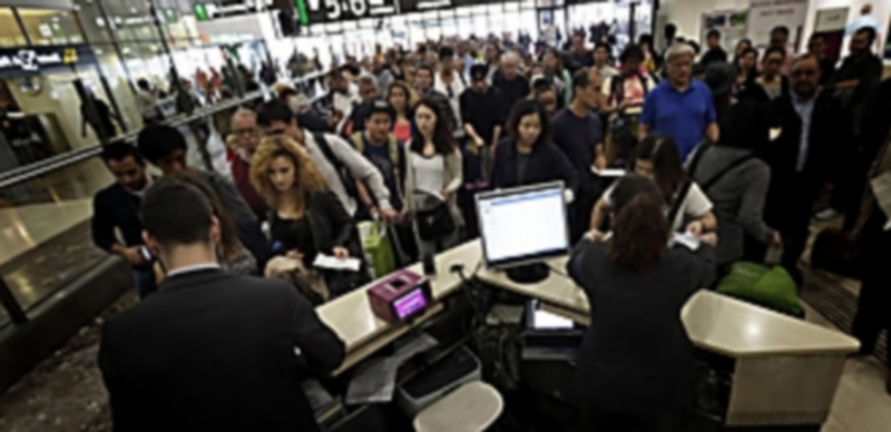 Miles de pasajeros se agolparon frente a los mostradores de Renfe solicitando soluciones y compensaciones por los viajes y billetes perdidos por el incidente. / eFE