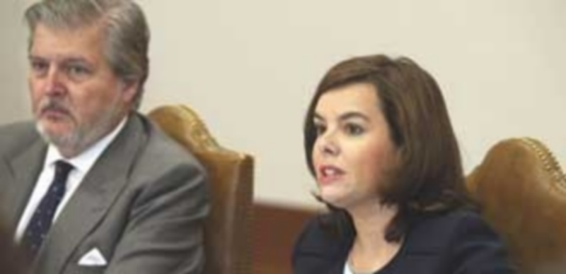 El Gobierno ensalza a las universidades como un motor de progreso global 1 Sáenz de Santamaría y Méndez de Vigo asistieron al Centenario de la USAL. / EFE