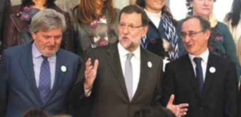 Mariano Rajoy (C) junto a los ministros de Sanidad