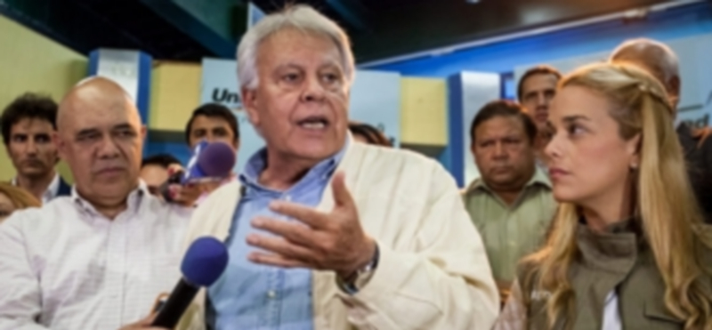 Felipe González deja Venezuela al no poder ver a López y Ceballos 1 Felipe González habla a los medios antes de su retorno desde Venezuela. / Efe