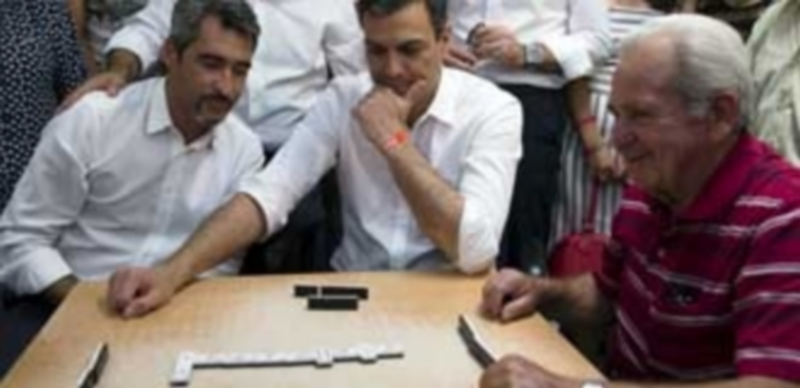 Pedro Sánchez jugó al dominó en un centro de mayores de Benalmádena . / Efe