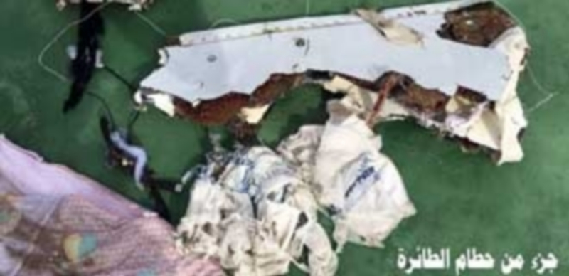 El Gobierno de Egipto mostró en las redes sociales partes del aparato recuperadas de la zona del siniestro aéreo del avión de EgyptAir. / EFE