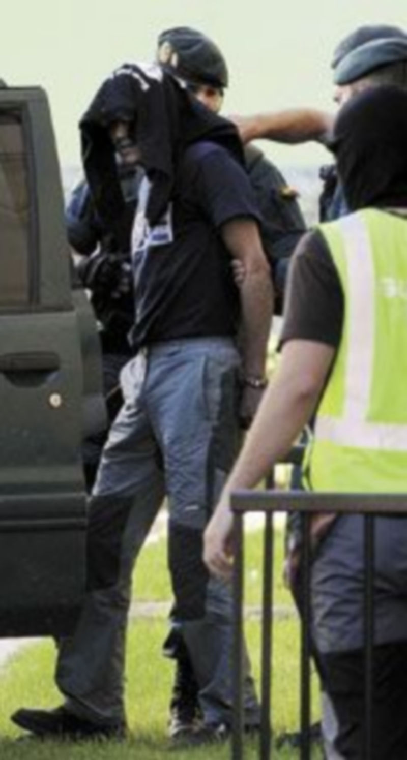 La Guardia Civil custodia a uno de los detenidos en Villabona. / Reuters