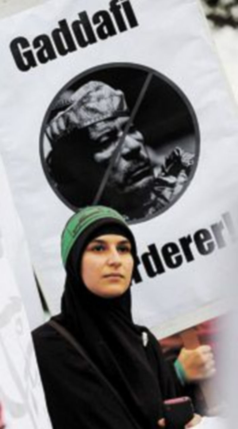 Una joven protesta contra Gadafi ante la Embajada libia en Sydney. / Efe.