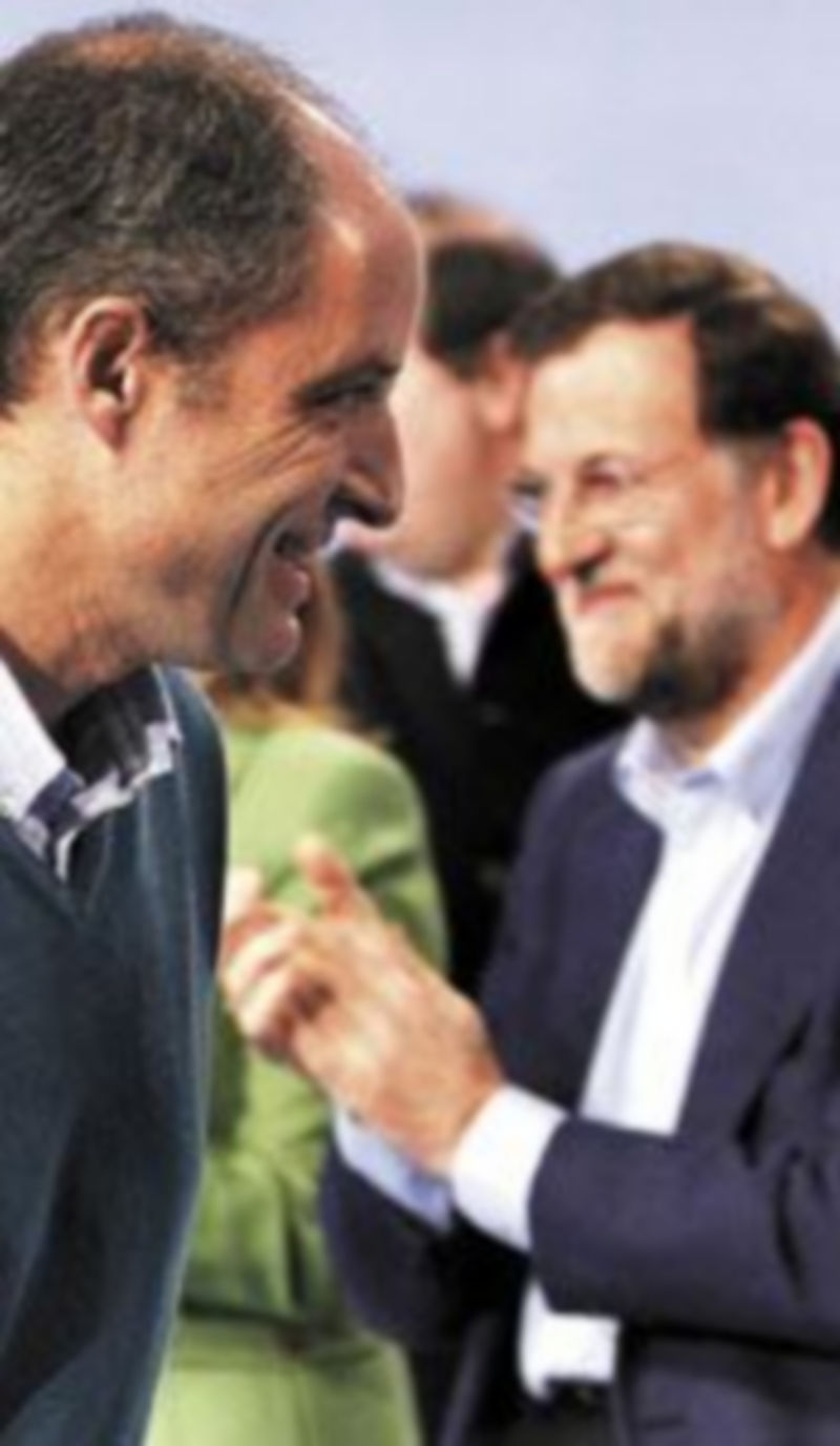 Camps fue recibido con una rotunda ovación en la cita de los ‘populares’. / efe