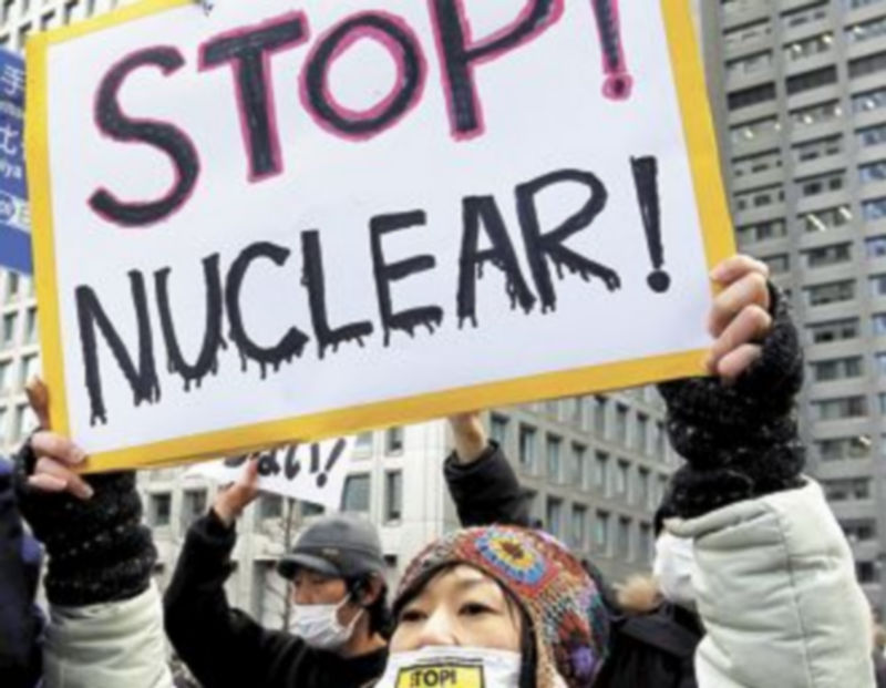 Una mujer protesta ante las oficinas de Tepco en Tokio