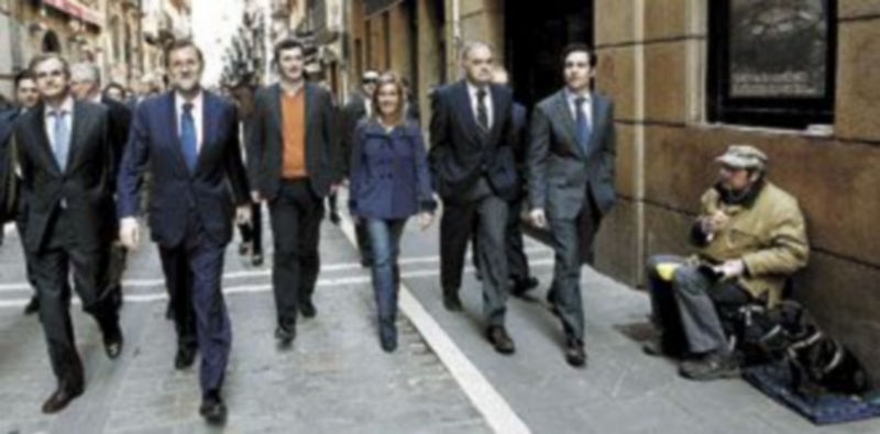Esteban González Pons (2d) y Ana Mato acompañan a Mariano Rajoy por las calles de Pamplona