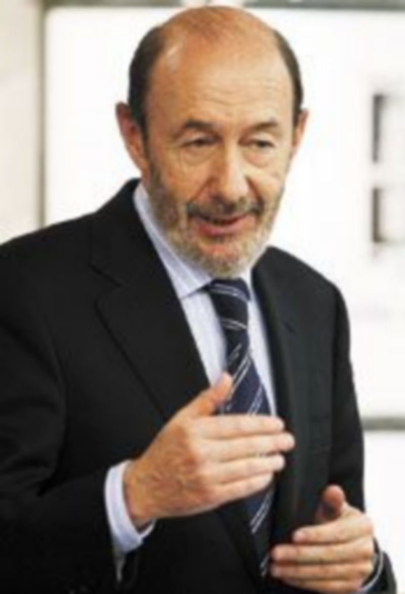 Rubalcaba analizó la situación ante los medios de comunicación. / Efe