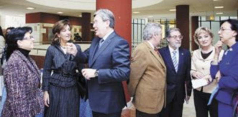 Fernández Santiago elogia el papel del periodismo político 1 José Manuel Fernández Santiago conversa con Concha Edo y Milagros Alario