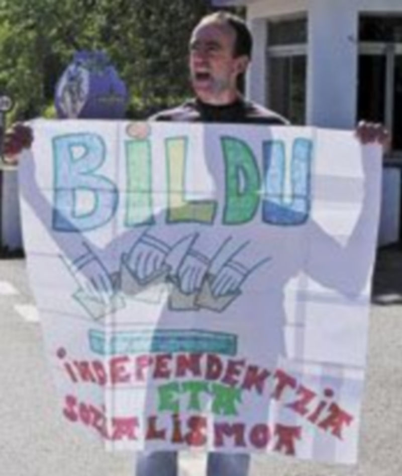 El etarra Ander Errandonea Arruti muestra un cartel animando a votar a Bildu en las próximas elecciones. / Efe