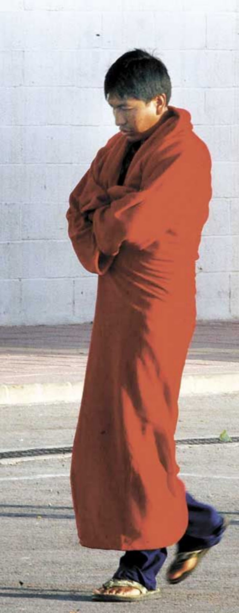 Uno de los damnificados deambula por el campamento de ayuda. / Efe.