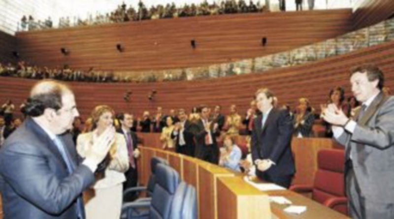 El hemiciclo de las Cortes de Castilla y León aplaude a José Manuel Fernández Santiago tras resultar elegido como presidente del Parlamento en 2007. / Ical