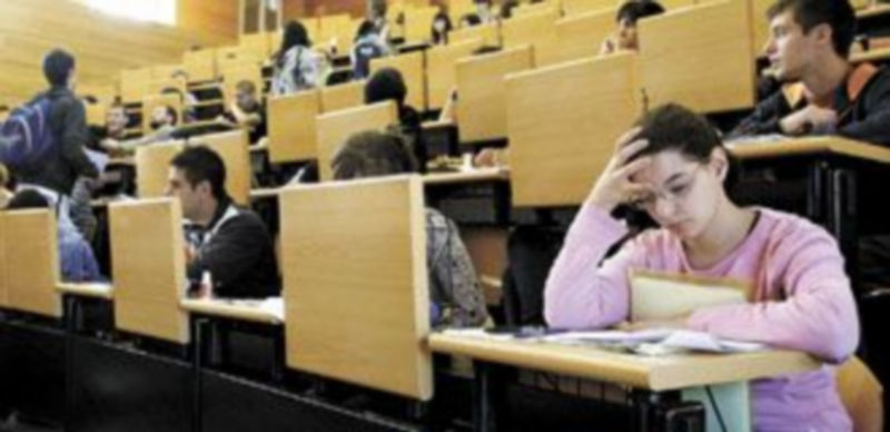 Miles de alumnos inician el curso académico en las distintas facultades ajenos a las novedades económicas que sufren los centros. / Efe